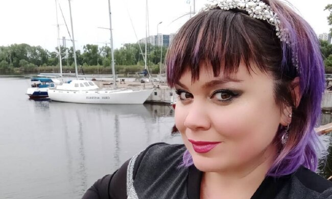 "Пишногруда богиня": українка з 13-м розміром побешкетувала посеред поля в одній білизні