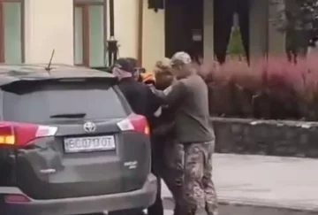 ТЦК "упаковали" уклониста в бус, скандальное видео появилось в сети: в ведомстве отреагировали