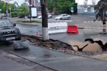 Дорога пішла під землю в центрі Києва, з'явилися кадри прірви: "ні пройти, ні проїхати"