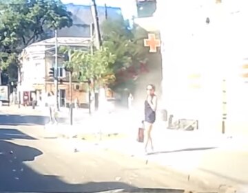 Фасад обрушився на тротуар перед людьми: відео НП в центрі Одеси