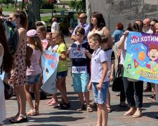Батьки повстали проти онлайн-навчання в Одесі: "Повна деградація", кадри