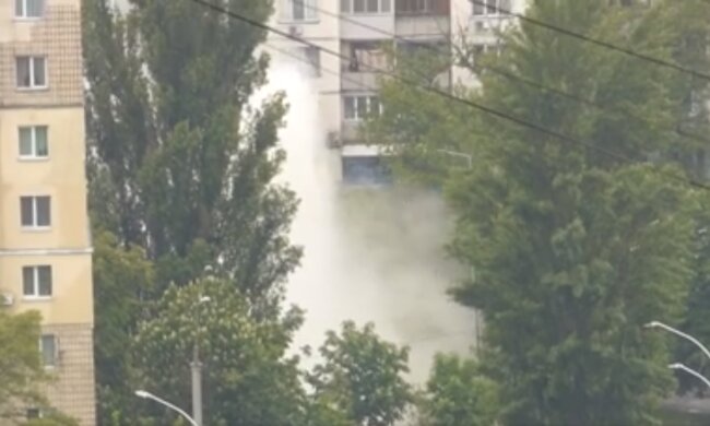 Улицы Киева залило кипятком, видео масштабной аварии: "Вот куда горячая вода делась"