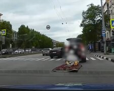 В Харькове возили "пассажиров" на "ковре-самолете", видео: все закончилось печально