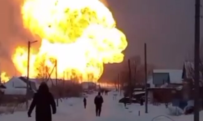 Языки пламени поднимаются высоко в небо: в РФ вспыхнул серьезный пожар, видео