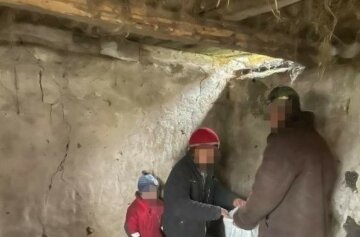 "Живуть у хліві": жінку з 6-річною дитиною вигнали з дому під Житомиром