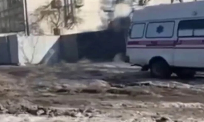 У Дніпрі швидка допомога застрягла в калюжі, фото: невчасно похолодало