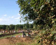 Запрет на поминальные дни в «ЛДНР»: люди тайно идут на кладбища