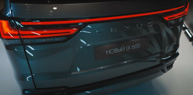 Новий Lexus LX600 з величезною решіткою радіатора не залишиться непоміченим: фото позашляховика