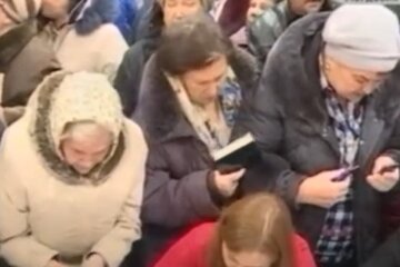 Крымские пенсионеры выстроились в огромные очереди за деньгами от Путина, кадры: «Как во времена СССР»
