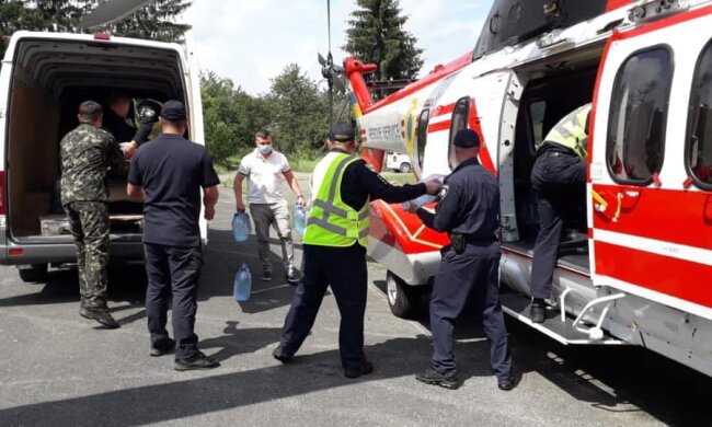 Взрыв в Карпатах унес жизни туристов: полиция нашла обломки снарядов, кадры с места