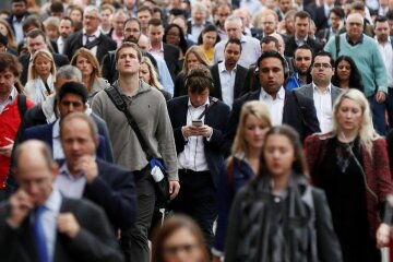Українцям подарують мобільні телефони і пробачать борги: хто потрапив в список щасливчиків