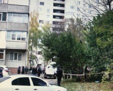 Тіло чоловіка знайдено під під'їздом будинку в Одесі, кадри: очевидці повідомили про трагедію