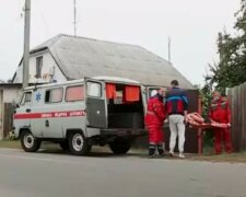 Дети разнесли "скорую", пока врачи спасали человека: детали беспредела на Закарпатье