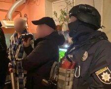 На Днепропетровщине мужчина с гранатой ворвался в банк: что удалось выяснить полиции