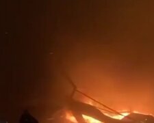 "Бавовна знатна": небо під Курськом стало червоним після вибуху, вогонь швидко поширюється