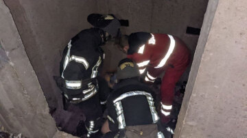 Девушка провалилась в шахту лифта с огромной высоты, кадры: спасатели бросили силы на помощь