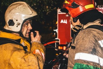 Столб огня и дыма поднялся над Днепром, появились кадры мощного пожара в Киеве: "Вот это погуляли"