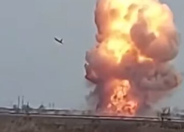 Новый авиаудар: россияне сбросили бомбы на жилые дома, завод и стадион