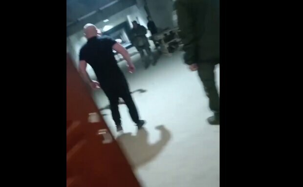 Бил ногами и руками: в каком сейчас состоянии солдат, на которого напал командир