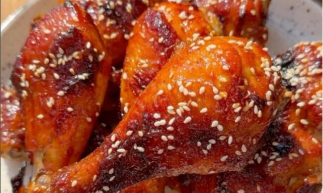 З ідеальною золотою скоринкою: рецепт соковитої курки барбекю з кисло-солодким соусом, відео