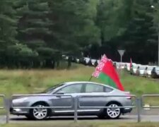 Лукашенко зігнав військових на автопробіг на свою підтримку, кадри: "Колона виїхала прямо з..."