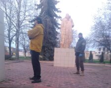 Чоловіків застали за нехорошим заняттям біля пам'ятника воїнам ВВВ під Одесою: з'явилися кадри