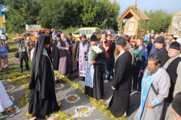 Іконки замість мандатів: Опоблок приєднався до “хресної ходи” (фото, відео)