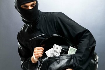 Тримали всі разом: киянин цинічно вкрав пожертви для дітей