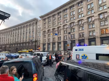 Масштабна ДТП з жертвами на Хрещатику, з'їхалися поліція і медики: фото з місця аварії