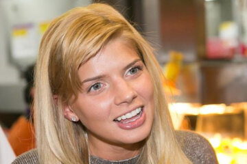 Сліпуча красуня з фільмів "Квартал 95" потрясла розкутою позою: "Ох, можна..."