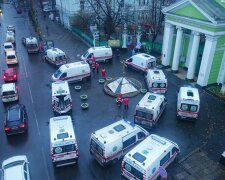 "Не больница, а морг": скорые выстроились в огромную очередь в Одессе, кадры