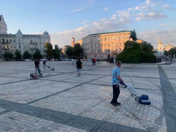 Софіївську площу почали відмивати після дріфту: кадри того, що відбувається в центрі Києва
