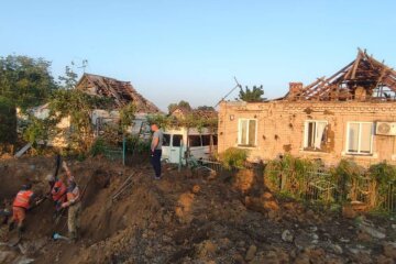 Жителі Дніпропетровщини розповіли про наслідки нічної атаки, кадри: "Почула глухий вибух та..."