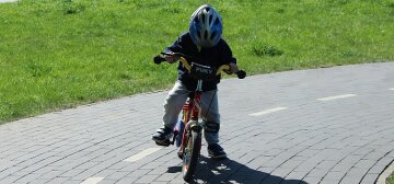 ребенок на велосипеде
