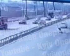 У Києві чоловік впав з моста на проїжджу частину: кадри і подробиці з місця трагедії