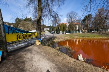 Це нагадування про злочини в Україні: озеро біля посольства рф у Вільнюсі стало червоним, кадри