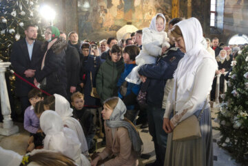 У Києво-Печерській пройшли літургії з нагоди Різдва Христового: зібралися тисячі віруючих