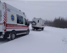 Одеську область завалило снігом, з полону рятували автобус і "швидкі": кадри
