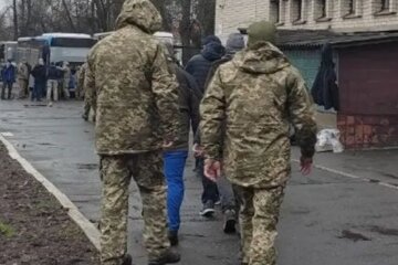 Женщины "сцепились" с работниками ТЦК, скандал попал на видео: "Нас не нужно защищать"