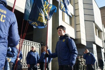 "Нацкорпус" устроил масштабный пикет из-за отмены закона о люстрации: «Реванша не будет!»