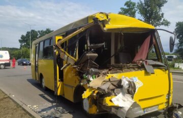 Много раненых украинцев, части автобуса разлетелись по дороге: появились кадры и подробности тяжелого ДТП