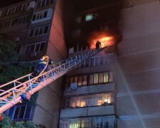 Багатоповерхівка загорілась у Києві, людей масово евакуювали: фото та відео з місця пожежі