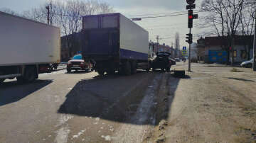 У центрі Дніпра повністю заблоковано рух транспорту: зіткнулися фура та позашляховик