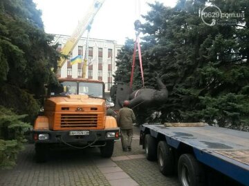 В Мариуполе «свергли» большевика-революционера (фото)