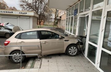На Одесчине автоледи въехала в поликлинику на машине, кадры: "Хотела без очереди"