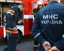 Автомобиль ушел под землю в Одессе: кадры ЧП попали в сеть