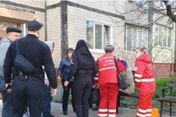 Мужчина решил наказать соседку за вмешательство в личную жизнь: "облил смесью и кинул..."