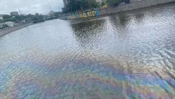 "Виглядає не дуже нормально": річка в Харкові стала "райдужною", фото