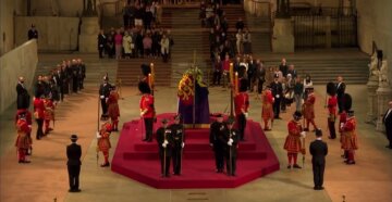"Впав прямо на підлогу": НП сталася біля труни з королевою Єлизаветою II, відео