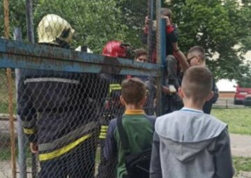 Лихо на дитячому майданчику, маленька дитина потрапила в пастку: кадри НП в Києві